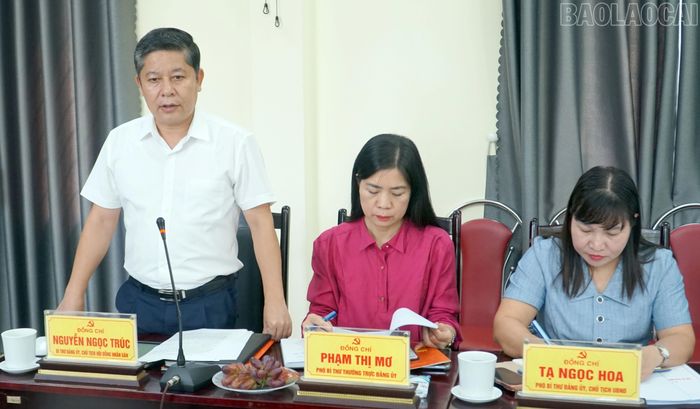Đồng chí Nguyễn Ngọc Trúc - Bí thư Đảng ủy phường Nam Cường, báo cáo kết quả thực hiện nhiệm vụ chính trị 9 tháng đầu năm của phường tại buổi làm việc.