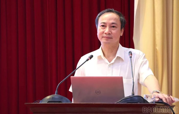 Đồng chí Ngô Việt Hưng - Phó Trưởng Ban Kinh tế - Ngân sách HĐND tỉnh Lào Cai truyền đạt các nội dung tại lớp bồi dưỡng.