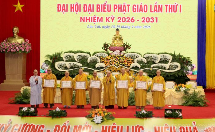 Ban Trị sự Giáo hội Phật giáo Việt Nam tỉnh trao Bằng tuyên dương công đức cho các tập thể, cá nhân có thành tích xuất sắc.