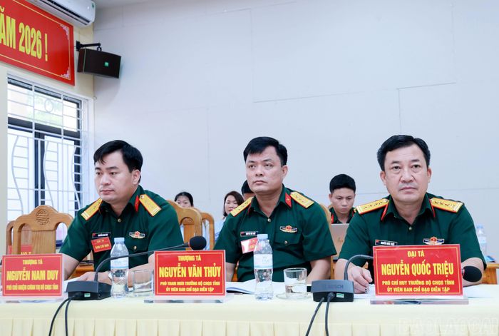 Lãnh đạo Bộ Chỉ huy Quân sự tỉnh theo dõi sát các bước diễn tập.