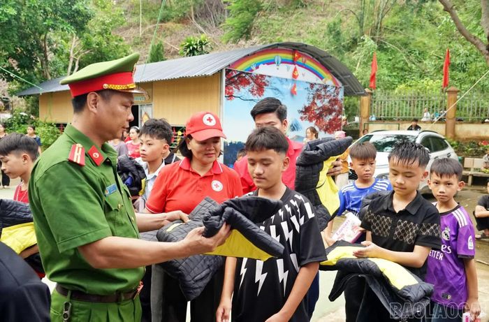 Nhiều áo ấm đã được các đơn vị tài trợ trao cho học sinh của 3 trường học.