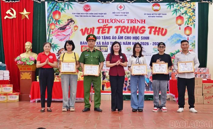 Ban tổ chức trao giấy chứng nhận cho các đơn vị tài trợ.