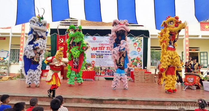 Màn múa lân đẹp mắt đã mang lại nhiều niềm vui, tiếng cười cho các em nhỏ.