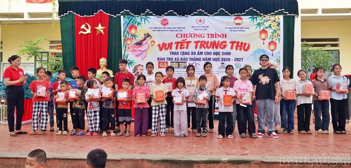 Trao quà và học bổng cho học sinh có hoàn cảnh khó khăn.