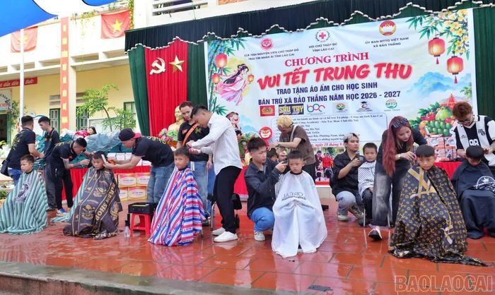 Các em được cắt tóc miễn phí.
