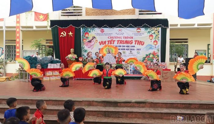Các em được thưởng thức nhiều tiết mục văn nghệ hấp dẫn.
