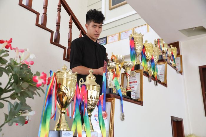 Anh Nguyễn Ngọc Hoàng Sơn và đoàn lân đạt được nhiều kết quả cao trong thi đấu biểu diễn lân, được khen thưởng vì có những đóng góp trong thực hiện các chương trình, hoạt động kỷ niệm, sự kiện du lịch của địa phương