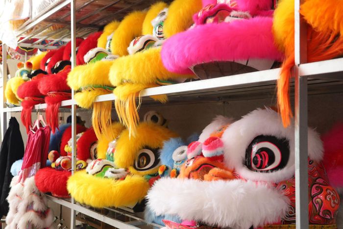 Mỗi chiếc đầu lân đòi hỏi người làm phải có mắt thẩm mỹ, sự kiên trì và khéo léo