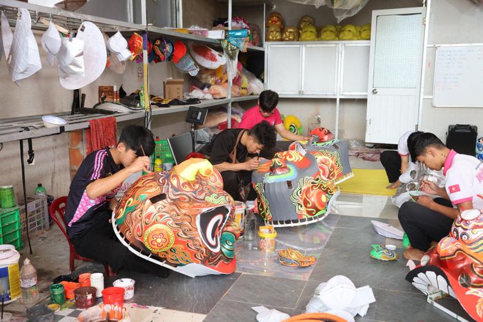 Các thành viên trong đoàn tất bật tham gia làm đầu lân dịp Tết Trung thu