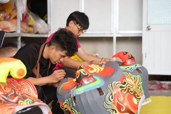 Chàng trai trẻ Nguyễn Ngọc Hoàng Sơn (bìa trái) làm ra những sản phẩm lân sư rồng góp phần đưa bộ môn này đến gần hơn với công chúng