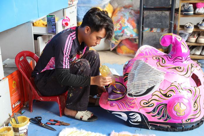 Anh Nguyễn Hoàng Duy cẩn thận hoàn thiện các chi tiêt làm đầu lân