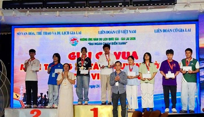 Em Trần Thái Hà (áo đen) nhận huy chương vàng