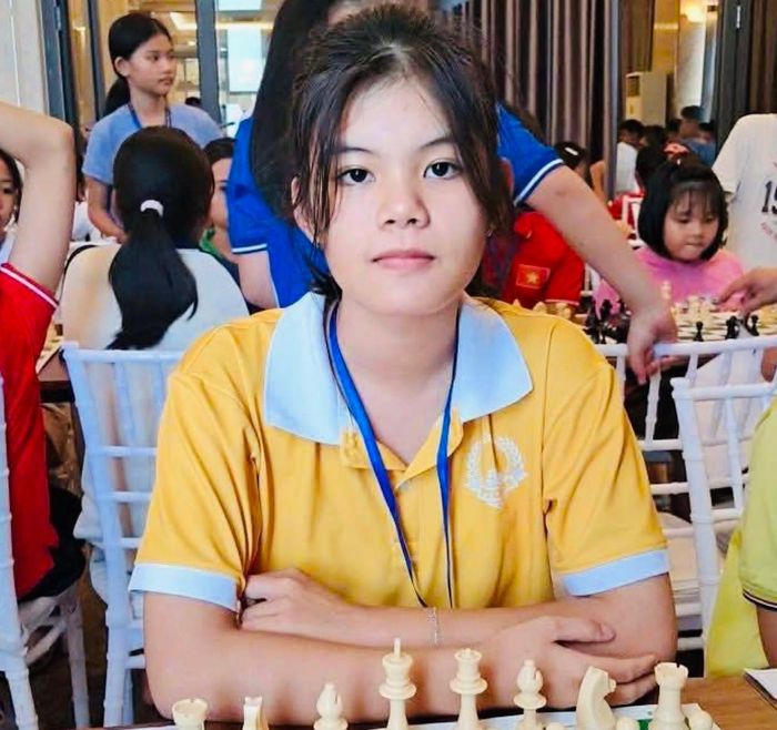 Em Trần Thái Hà thi đấu cờ vua ở lứa tuổi U15