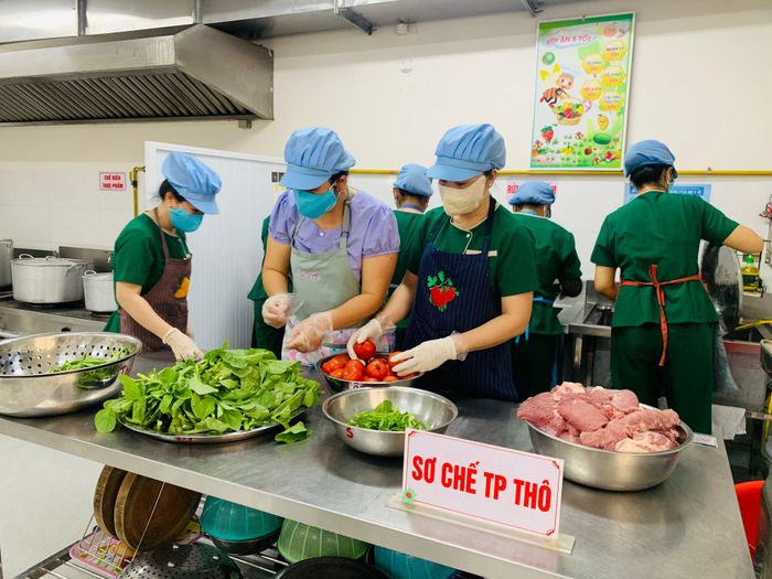 Nhân viên sơ chế thực phẩm thô