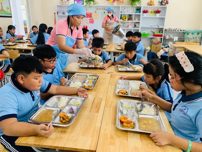 Học sinh Trường Tiểu học Tiến Lợi ăn bữa trưa