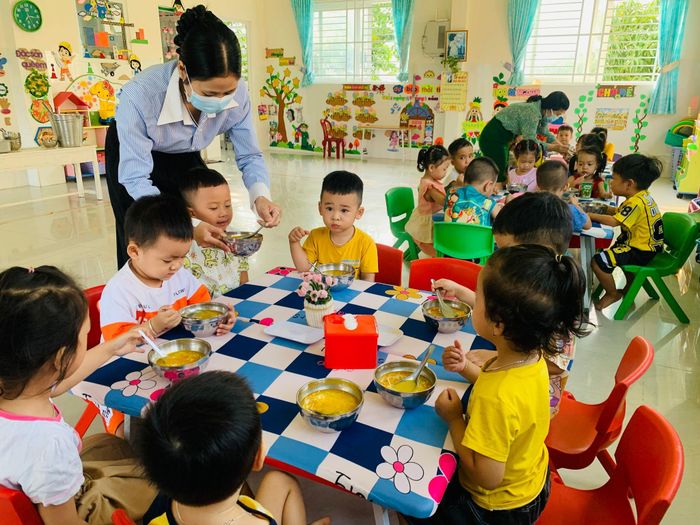 Giáo viên Trường Mầm non Phan Thiết chăm lo bữa ăn sáng cho trẻ