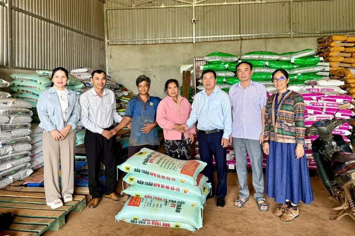 Tổ Đảng Ủy ban Kiểm tra Đảng ủy xã Trường Xuân đã trao hỗ trợ 2,5 tạ phân bón, trị giá hơn 5 triệu đồng cho gia đình ông Y Ben ở bon Bu Pah