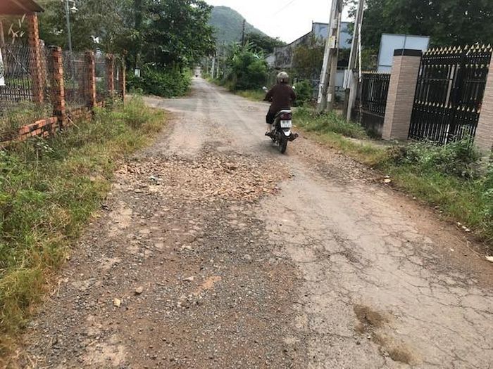 Đường vào thôn 8 xã Hàm Tân nhiều đoạn xuất hiện "ổ voi"