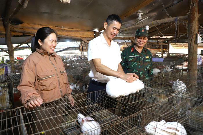 Gia đình anh Bùi Văn Huy từng bước vươn lên ổn định cuộc sống từ mô hình sản xuất, chăn nuôi được Đoàn KT - QP 726 hỗ trợ