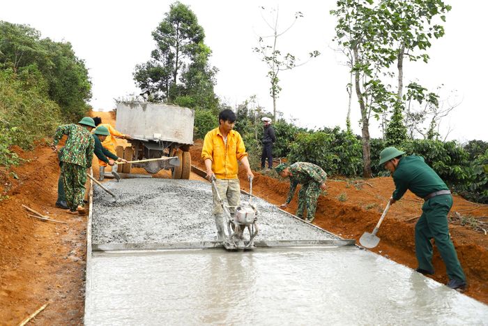 Cùng với hỗ trợ sinh kế, Đoàn KT - QP 726 còn tích cực tham gia làm đường giao thông nông thôn, góp phần giúp người dân đi lại, vận chuyển nông sản thuận lợi
