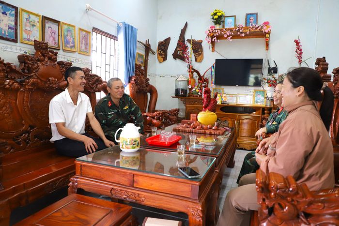 Từ hai bàn tay trắng, gia đình anh Bùi Văn Huy đã gây dựng cơ ngơi, vươn lên thoát nghèo nhờ chăm chỉ lao động và phát triển các mô hình sản xuất phù hợp