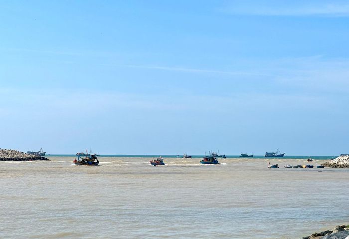 Tàu thuyền ra vào cửa biển La Gi