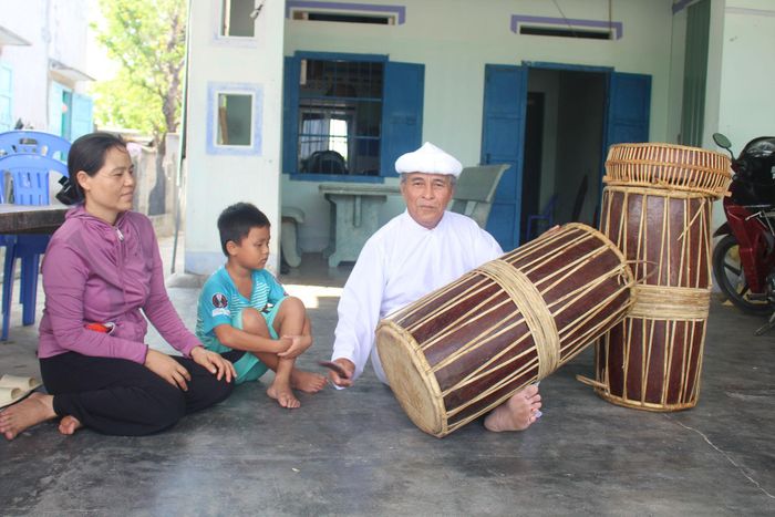 Âm vang tiếng trống Ghinăng cuốn hút người nghe không phân biệt độ tuổi