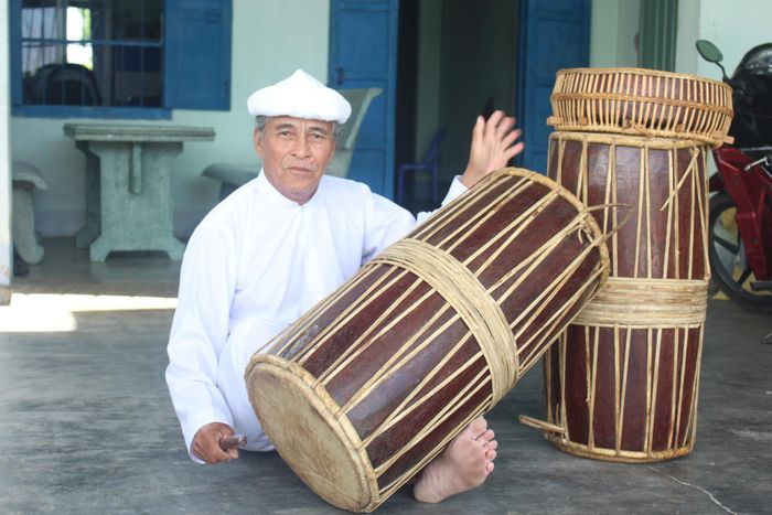 Nghệ nhân Dụng Bông đánh trống ginăng - nhạc cụ linh thiêng của người Chăm