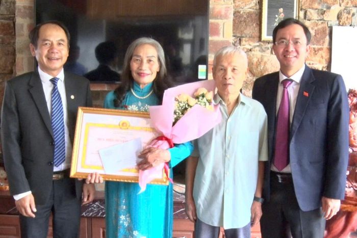 Lãnh đạo phường Xuân Hương - Đà Lạt trao Huy hiệu 50 năm tuổi Đảng cho đảng viên Lê Thị Ngát tại gia đình