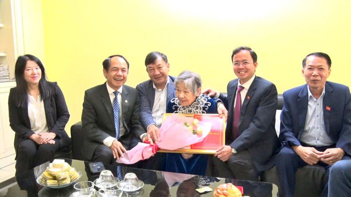 Lãnh đạo tỉnh và phường Xuân Hương - Đà Lạt trao tặng huy hiệu 60 năm tuổi đảng cho đồng chí Nguyễn Thị Vượng tại gia đình