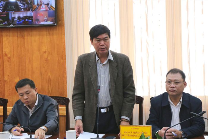 Phó Giám đốc Ban Quản lý dự án đầu tư xây dựng số 1 Trần Trung Kiên báo cáo khó khăn, vướng mắc trong thực hiện các dự án