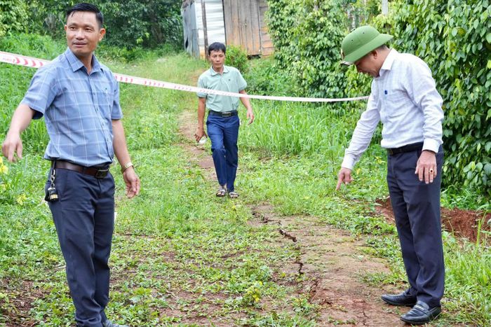 Lãnh đạo UBND phường Bắc Gia Nghĩa kiểm tra và yêu cầu khoanh vùng, cảnh báo các vị trí nguy hiểm