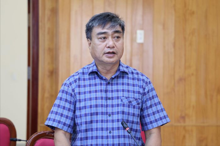 Ông Dương Tín Hòa, Phó Giám đốc Sở Tư pháp đóng góp ý kiến tại cuộc họp