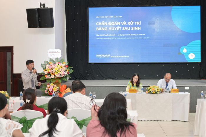 Bác sĩ chuyên khoa II Trần Văn Vũ, Trưởng Khoa Phụ sản, Bệnh viện Đa khoa Bình Thuận trình bày tham luận
