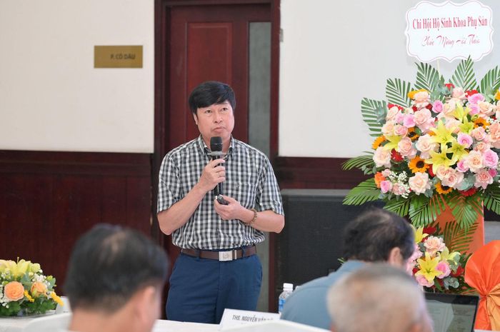 Thạc sĩ Trần Ngọc Trung, Phó trưởng Phòng Nghiệp vụ Y, Sở Y tế trình bày tham luận tại hội thảo