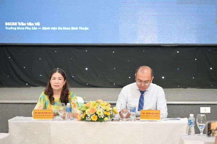 Thạc sĩ Huỳnh Hữu Khôi, Phó Chủ tịch Liên hiệp các Hội Khoa học và Kỹ thuật tỉnh (bên phải) và bà Ngô Thị Cẩm Liên, Chủ tịch Hội Hộ sinh tỉnh Lâm Đồng (bên trái) chủ trì phiên thảo luận