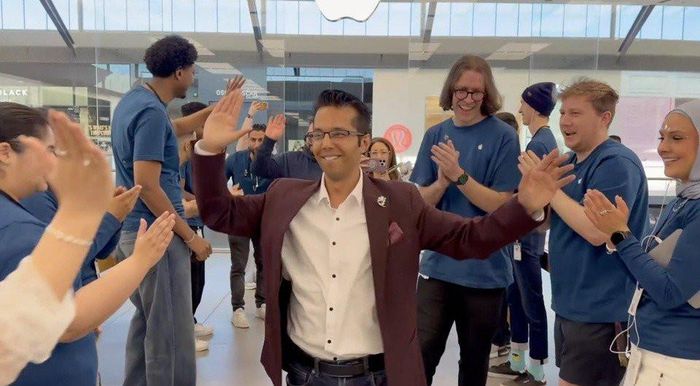 Mohit Kalra xếp hàng 2 giờ trước Apple Store, trở thành người đầu tiên được nhân viên Apple Store chào mừng trong ngày mở bán iPhone 18 Pro Max. Ảnh: Mohit Kalra/X.