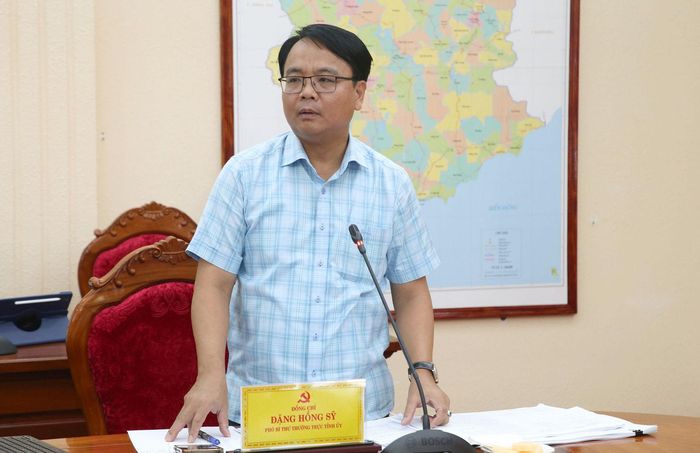 Đồng chí Đặng Hồng Sỹ, Phó Bí thư Thường trực Tỉnh ủy cho ý kiến về việc tháo gỡ khó khăn cho các dự án ngoài ngân sách