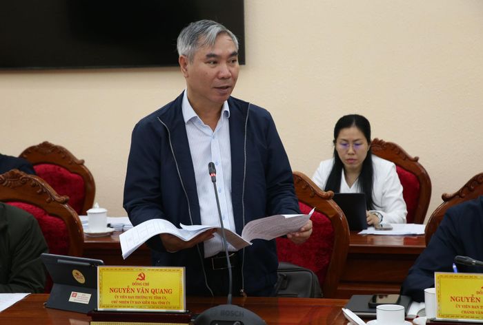 Ủy viên Ban Thường vụ Tỉnh ủy, Chủ nhiệm Ủy ban Kiểm tra Tỉnh ủy Nguyễn Văn Quang báo cáo tại cuộc họp