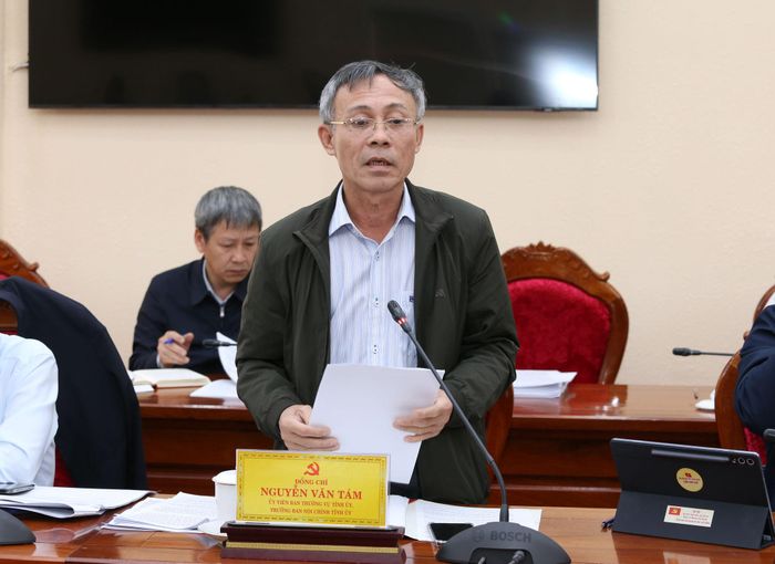 Ủy viên Ban Thường vụ Tỉnh ủy, Trưởng Ban Nội chính Tỉnh ủy Lâm Đồng Nguyễn Văn Tám báo cáo tại cuộc họp
