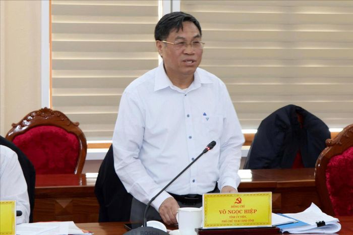 Tỉnh ủy viên, Phó Chủ tịch UBND tỉnh Võ Ngọc Hiệp báo cáo tại cuộc họp