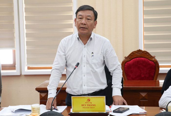 Đồng chí Bùi Thắng, Phó Bí thư Tỉnh ủy cho ý kiến về các vấn đề liên quan đến xử lý các cơ sở nhà đất dôi dư sau sắp xếp bộ máy trên địa bàn tỉnh