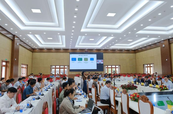 Các đại biểu cùng nghe các tham luận về tín chỉ các - bon