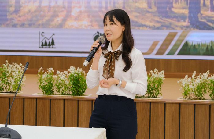 Bà Nguyễn Phương Thúy, chuyên gia về các-bon rừng trình bày tham luận