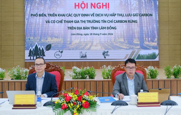 Ông Phạm Hồng Lượng, Phó Cục trưởng Cục Lâm nghiệp và Kiểm lâm, Bộ Nông nghiệp và Môi trường (bên trái) và Tỉnh ủy viên, Phó Chủ tịch UBND tỉnh Lâm Đồng Nguyễn Ngọc Phúc (bên phải) chủ trì hội nghị
