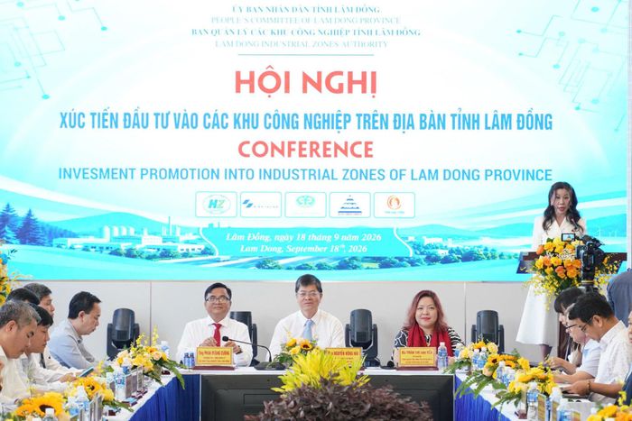 Đồng chí Nguyễn Hồng Hải (ngồi giữa), Ủy viên Ban Thường vụ Tỉnh ủy, Phó Chủ tịch Thường trực UBND tỉnh; bà Trần Thị Hải Yến (bên phải), Phó Giám đốc Trung tâm Xúc tiến, Thông tin và Hỗ trợ đầu tư - Cục đầu tư nước ngoài, Bộ Tài chính; ông Phan Dương Cường (bên trái), Trưởng Ban Quản lý các khu công nghiệp tỉnh Lâm Đồng đồng chủ trì hội nghị