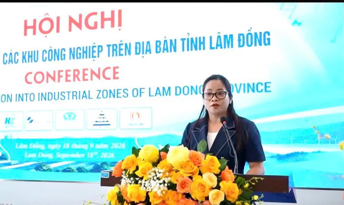 Bà Phan Thuỳ Đoan, Phó Tổng Giám đốc Công ty cổ phần Sonadezi Bình Thuận tham luận tại hội nghị