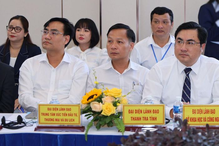 Lãnh đạo các sở, ban, ngành dự hội nghị