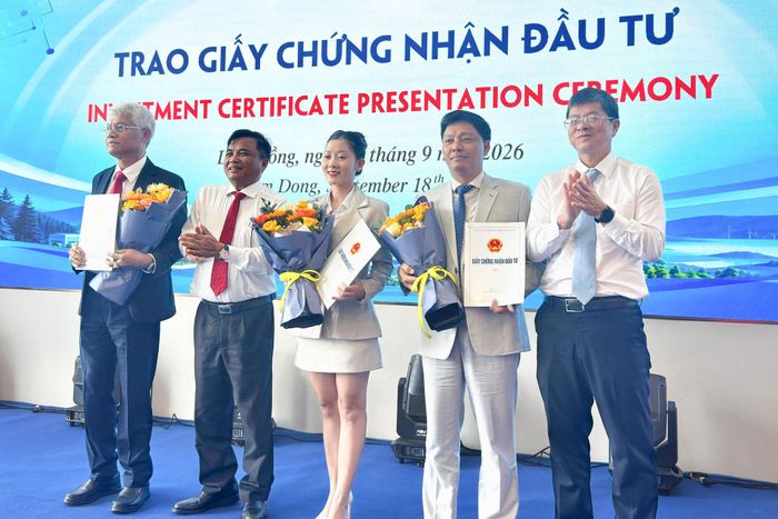 Phó Chủ tịch Thường trực UBND tỉnh Lâm Đồng Nguyễn Hồng Hải (ngoài cùng bên phải) và ông Phan Dương Cường, Trưởng Ban Quản lý các khu công nghiệp tỉnh Lâm Đồng (thứ 2 từ trái qua) trao giấy chứng nhận đăng ký đầu tư cho 3 dự án