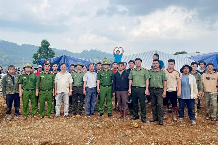 Công an xã Quảng Sơn hỗ trợ người dân dựng lán trại
